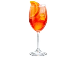 Aperol Spritz v vinskem kozarcu, okrašen z 2 krhljema pomaranče na belem ozadju